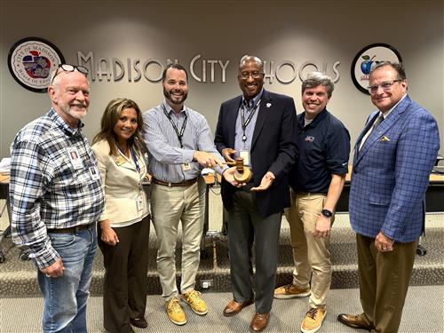 Holtcamp passes gavel to Mr. Cummings